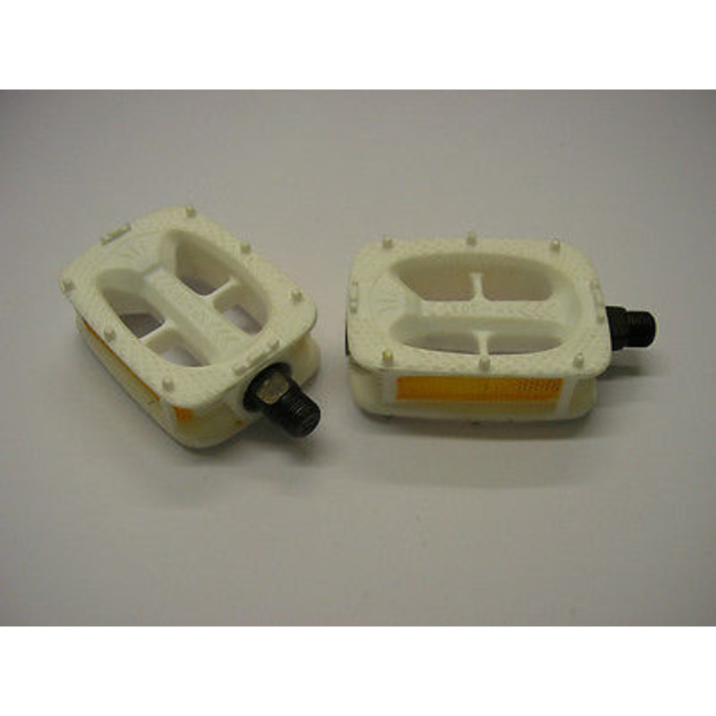 LADIES OR MENS TOURIST,ROADSTER,RALEIGH SHOPPER,FOLDER WHITE 1/2 BIKE PEDALS